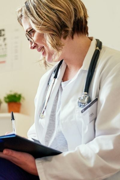medikaisla-doctor-003-400x600