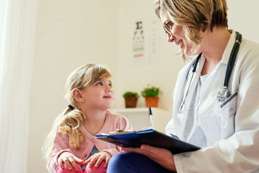 medikaisla-doctor-and-kid-001-900x600