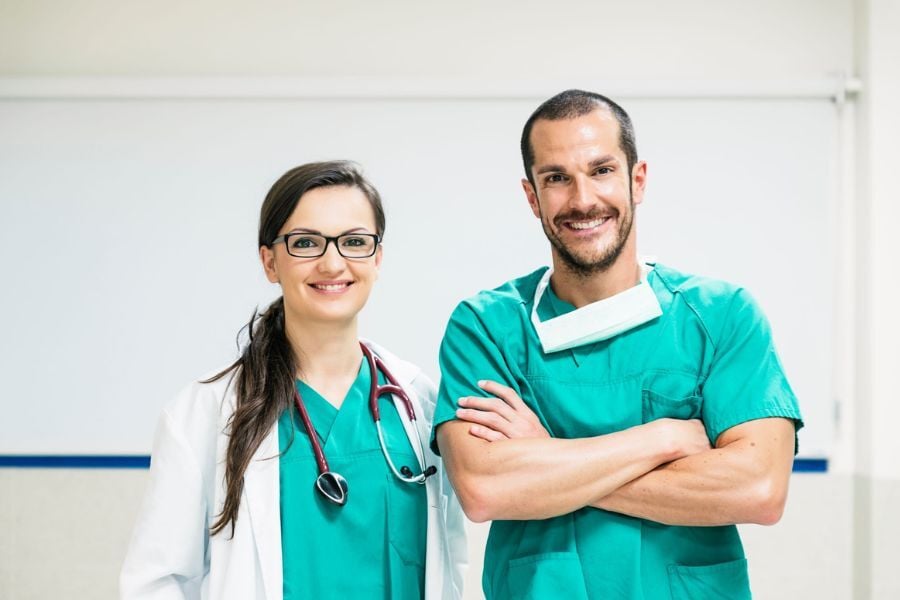 medikaisla-doctor-nurse-001-900x600